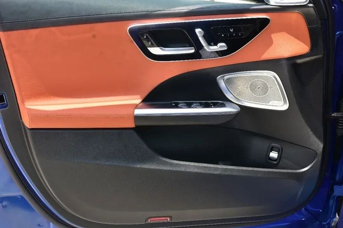 Подержанный Mercedes-Benz C-Class 300 V (W206), 2.0 л, 2023 в Шардже от Alfaris Used Cars Синий цвет.  | AUTO.AE