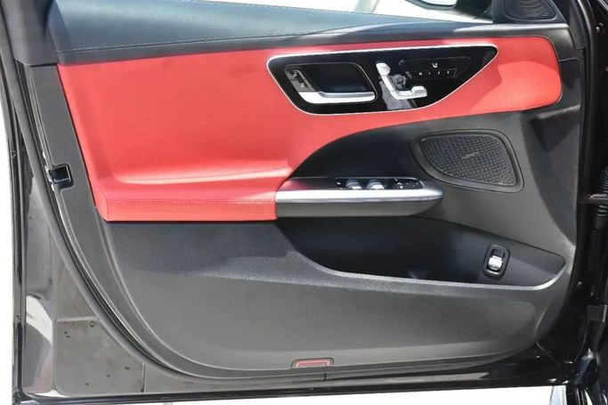 Подержанный Mercedes-Benz C-Class 300 V (W206), 2.0 л, 2022 в Шардже от Alfaris Used Cars Черный цвет.  | AUTO.AE