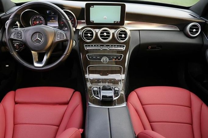 Подержанный Mercedes-Benz C-Class 300 IV (W205) Рестайлинг, 2.0 л, 2018 в Шардже от Al Bake Used Cars Черный цвет.  | AUTO.AE