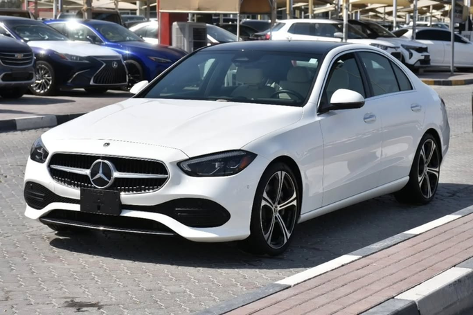 Подержанный Mercedes-Benz C-Class 300 V (W206), 2.0 л, 2022 в Шардже от Alfaris Used Cars Белый цвет. Other | AUTO.AE