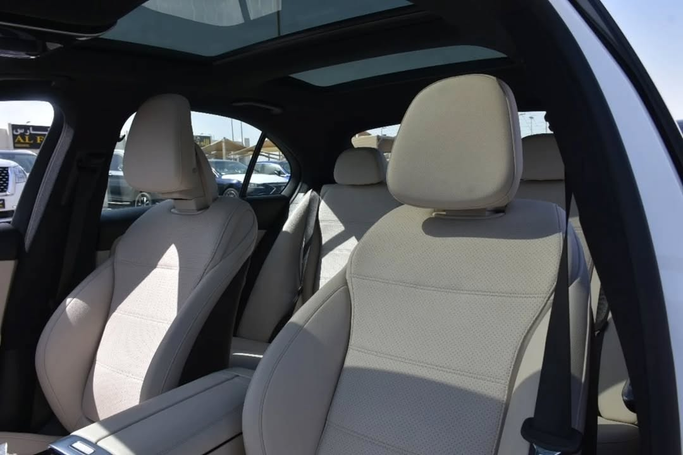 Подержанный Mercedes-Benz C-Class 300 V (W206), 2.0 л, 2022 в Шардже от Alfaris Used Cars Белый цвет. Other | AUTO.AE