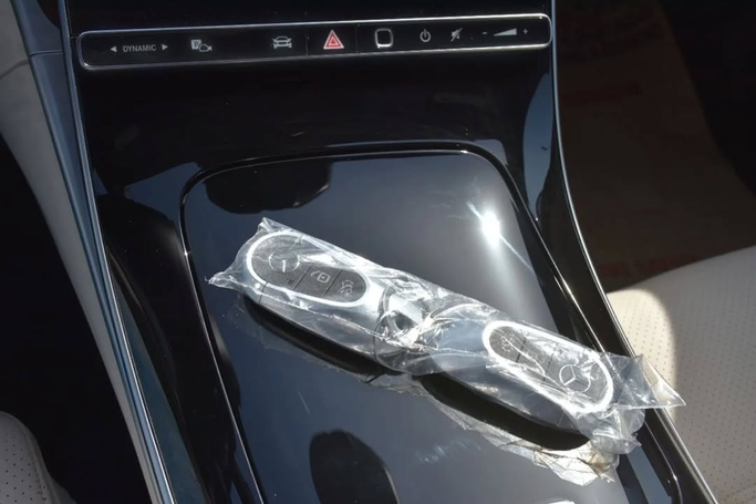 Подержанный Mercedes-Benz C-Class 300 V (W206), 2.0 л, 2022 в Шардже от Alfaris Used Cars Белый цвет. Other | AUTO.AE