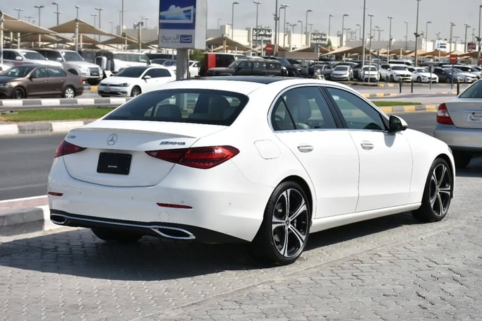 Подержанный Mercedes-Benz C-Class 300 V (W206), 2.0 л, 2022 в Шардже от Alfaris Used Cars Белый цвет. Other | AUTO.AE