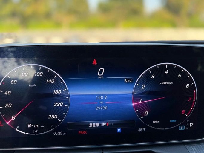 Подержанный Mercedes-Benz C-Class 300 V (W206), 2.0 л, 2023 в Шардже от Alnawras Cars Белый цвет.  | AUTO.AE