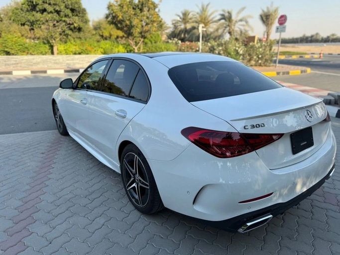 Подержанный Mercedes-Benz C-Class 300 V (W206), 2.0 л, 2023 в Шардже от Alnawras Cars Белый цвет.  | AUTO.AE