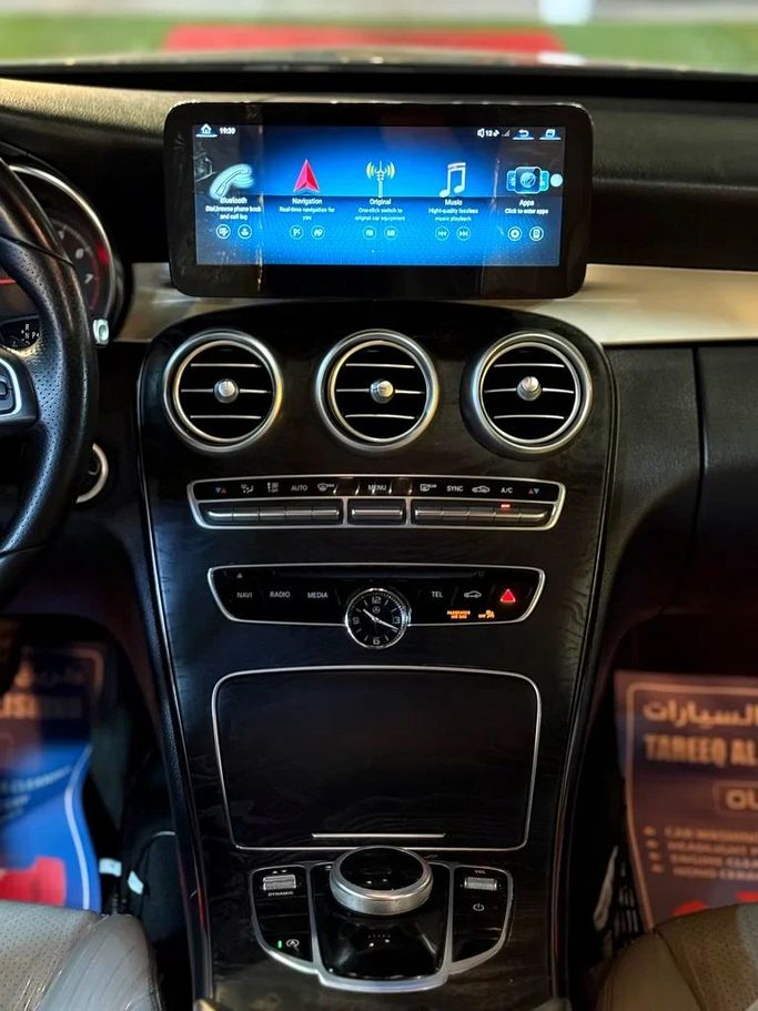 Подержанный Mercedes-Benz C-Class 300 IV (W205), 2.0 л, 2017 в Шардже от Al Muhtaref Used Cars Серый цвет. Американская | AUTO.AE