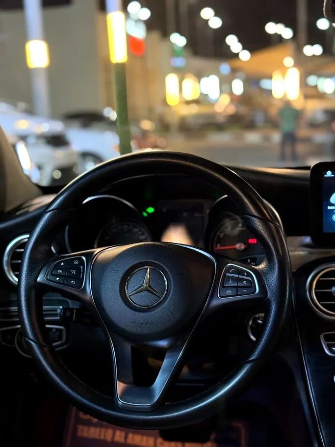 Подержанный Mercedes-Benz C-Class 300 IV (W205), 2.0 л, 2017 в Шардже от Al Muhtaref Used Cars Серый цвет. Американская | AUTO.AE