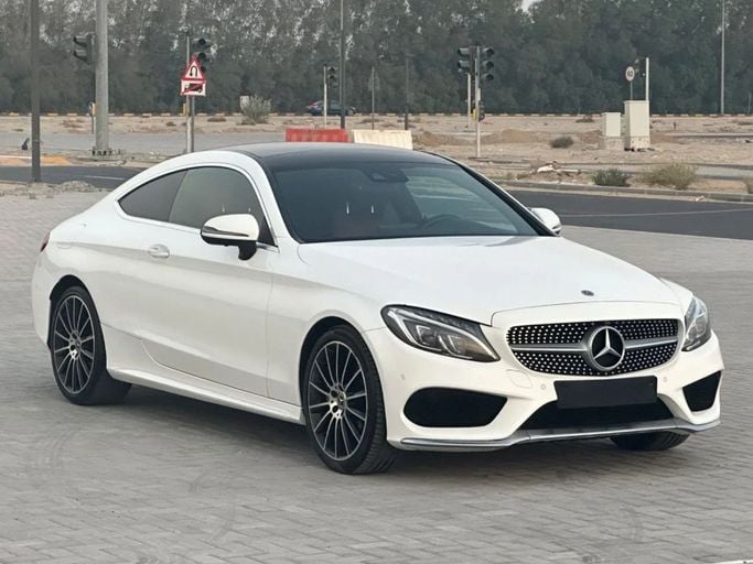 Подержанный Mercedes-Benz C-Class 200 IV (W205) Рестайлинг, 2.0 л, 2018 в Шардже от Al Aayan Used Cars Белый цвет. GCC | AUTO.AE