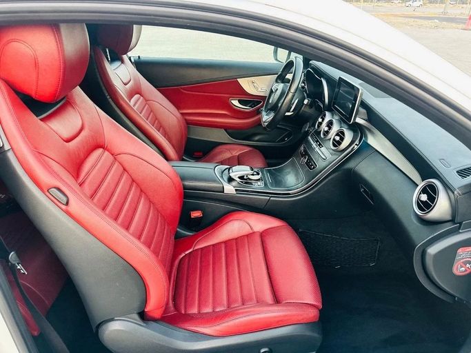 Подержанный Mercedes-Benz C-Class 200 IV (W205) Рестайлинг, 2.0 л, 2018 в Шардже от Al Aayan Used Cars Белый цвет. GCC | AUTO.AE
