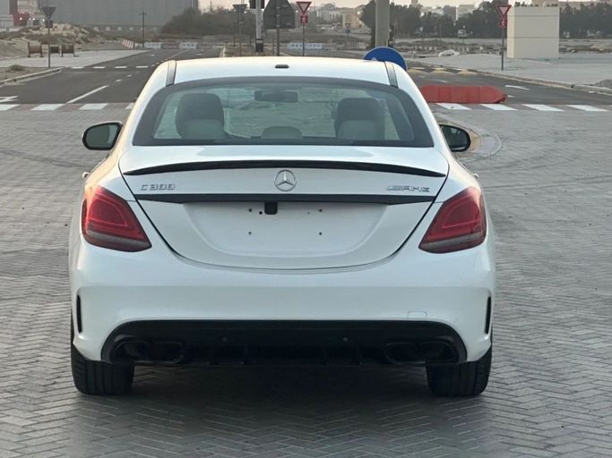 Подержанный Mercedes-Benz C-Class 300 IV (W205) Рестайлинг, 2.0 л, 2019 в Шардже от Al Aayan Used Cars Белый цвет. Американская | AUTO.AE