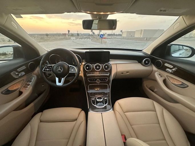 Подержанный Mercedes-Benz C-Class 300 IV (W205) Рестайлинг, 2.0 л, 2019 в Шардже от Al Aayan Used Cars Белый цвет. Американская | AUTO.AE