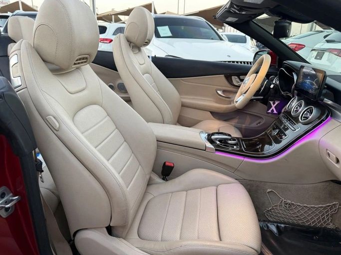Подержанный Mercedes-Benz C-Class 300 IV (W205), 2.0 л, 2018 в Шардже от Alnawras Cars Красный цвет. Американская | AUTO.AE
