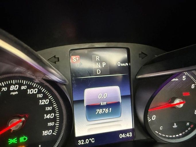 Подержанный Mercedes-Benz C-Class 300 IV (W205), 2.0 л, 2018 в Шардже от Alnawras Cars Красный цвет. Американская | AUTO.AE