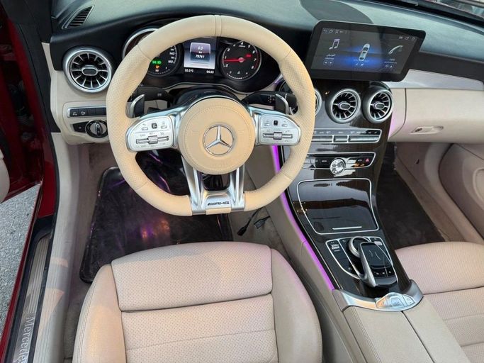 Подержанный Mercedes-Benz C-Class 300 IV (W205), 2.0 л, 2018 в Шардже от Alnawras Cars Красный цвет. Американская | AUTO.AE