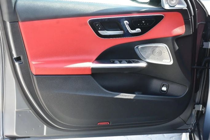 Подержанный Mercedes-Benz C-Class 300 V (W206), 2.0 л, 2023 в Шардже от Alfaris Used Cars Серебристый цвет. Other | AUTO.AE