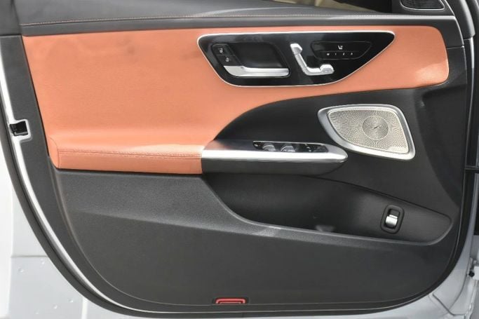 Подержанный Mercedes-Benz C-Class 300 V (W206), 2.0 л, 2023 в Шардже от Alfaris Used Cars Серебристый цвет. Other | AUTO.AE