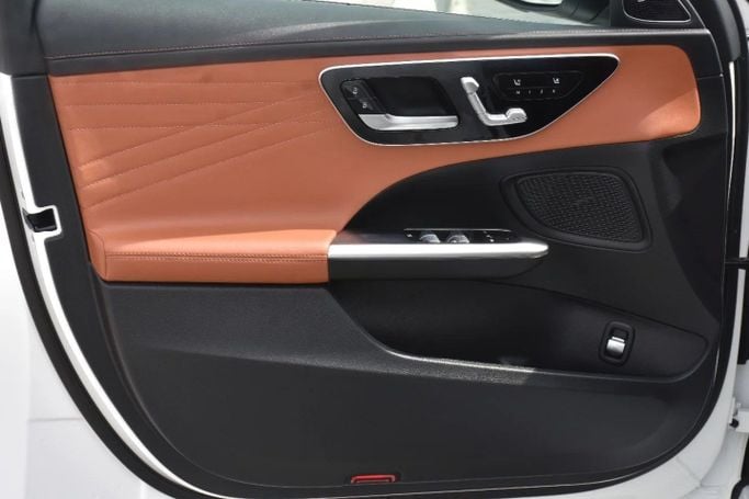 Подержанный Mercedes-Benz C-Class 300 V (W206), 2.0 л, 2022 в Шардже от Alfaris Used Cars Белый цвет. Other | AUTO.AE