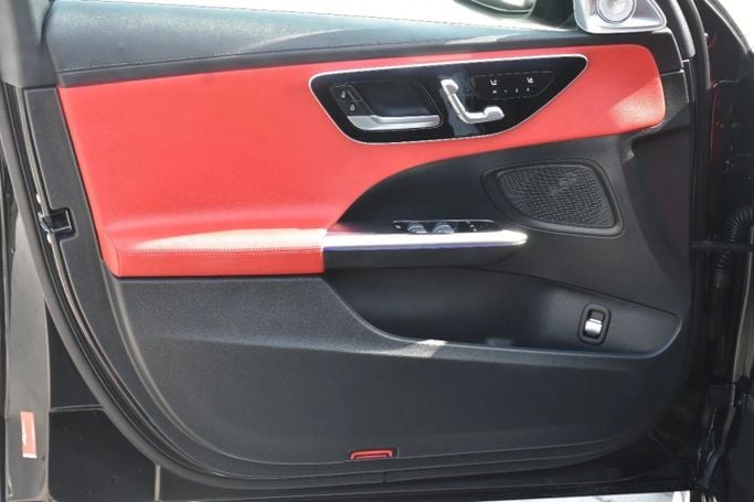 Подержанный Mercedes-Benz C-Class 300 V (W206), 2.0 л, 2022 в Шардже от Alfaris Used Cars Черный цвет. Other | AUTO.AE