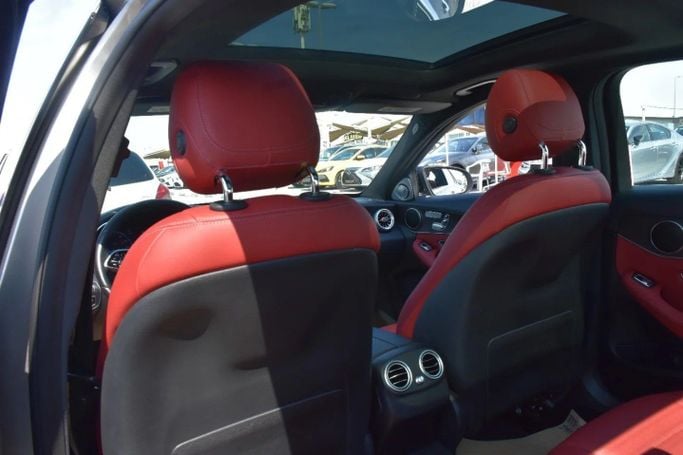 Подержанный Mercedes-Benz C-Class 300 IV (W205) Рестайлинг, 2.0 л, 2020 в Шардже от Alfaris Used Cars Серебристый цвет. Other | AUTO.AE