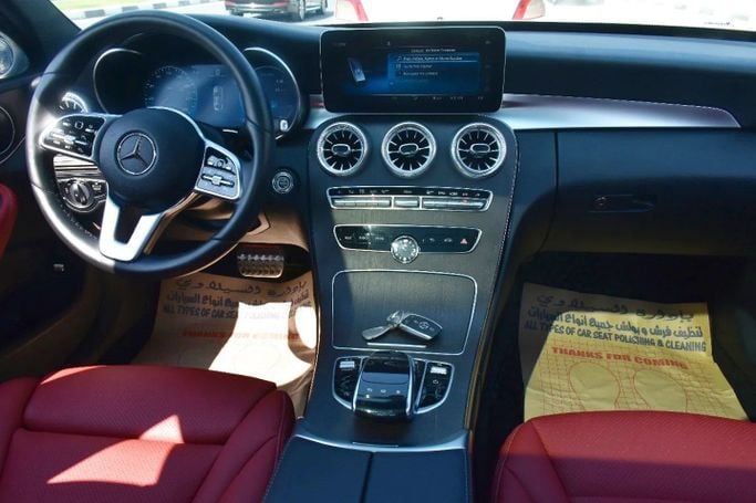 Подержанный Mercedes-Benz C-Class 300 IV (W205) Рестайлинг, 2.0 л, 2020 в Шардже от Alfaris Used Cars Серебристый цвет. Other | AUTO.AE