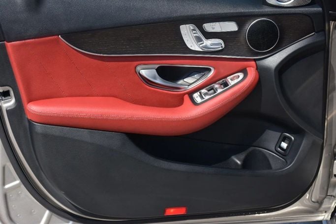 Подержанный Mercedes-Benz C-Class 300 IV (W205) Рестайлинг, 2.0 л, 2020 в Шардже от Alfaris Used Cars Серебристый цвет. Other | AUTO.AE