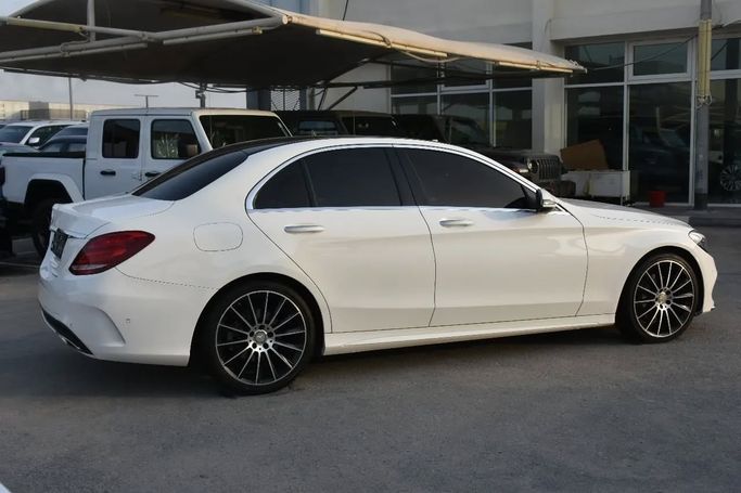 Подержанный Mercedes-Benz C-Class 200 IV (W205), 2.0 л, 2016 в Шардже от Alfaris Used Cars Белый цвет. Other | AUTO.AE