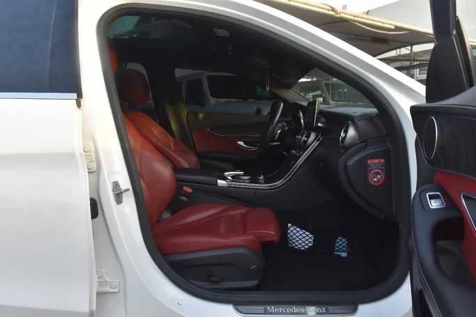 Подержанный Mercedes-Benz C-Class 200 IV (W205), 2.0 л, 2016 в Шардже от Alfaris Used Cars Белый цвет. Other | AUTO.AE