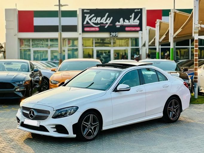 Подержанный Mercedes-Benz C-Class 300 IV (W205) Рестайлинг, 2.0 л, 2020 в Шардже от Kandy Cars Белый цвет. Американская | AUTO.AE