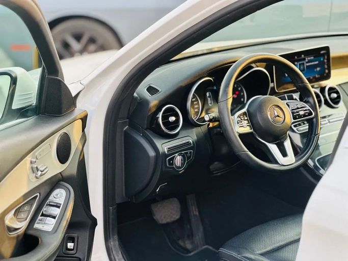 Подержанный Mercedes-Benz C-Class 300 IV (W205) Рестайлинг, 2.0 л, 2020 в Шардже от Kandy Cars Белый цвет. Американская | AUTO.AE