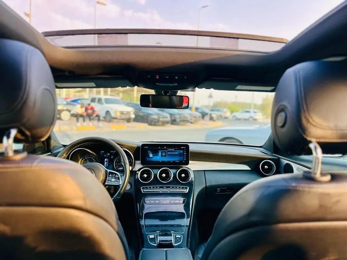 Подержанный Mercedes-Benz C-Class 300 IV (W205) Рестайлинг, 2.0 л, 2020 в Шардже от Kandy Cars Белый цвет. Американская | AUTO.AE