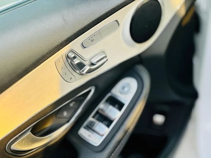 Подержанный Mercedes-Benz C-Class 300 IV (W205) Рестайлинг, 2.0 л, 2020 в Шардже от Kandy Cars Белый цвет. Американская | AUTO.AE