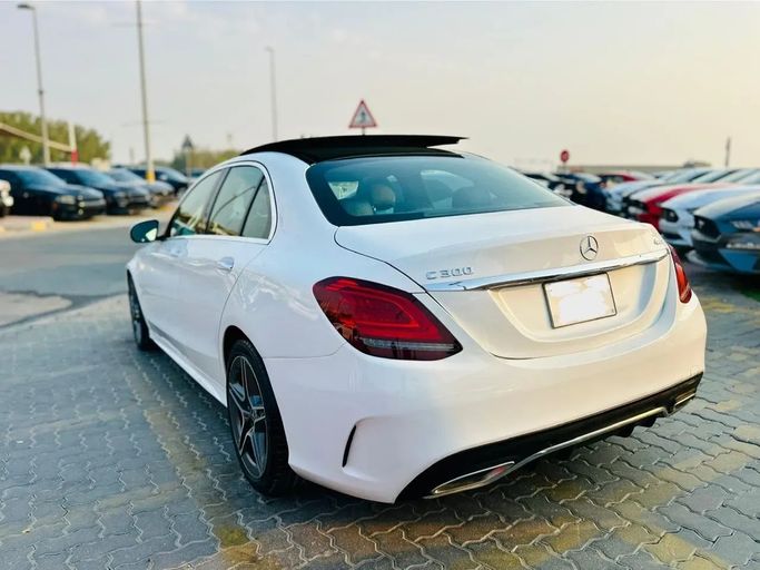 Подержанный Mercedes-Benz C-Class 300 IV (W205) Рестайлинг, 2.0 л, 2020 в Шардже от Kandy Cars Белый цвет. Американская | AUTO.AE