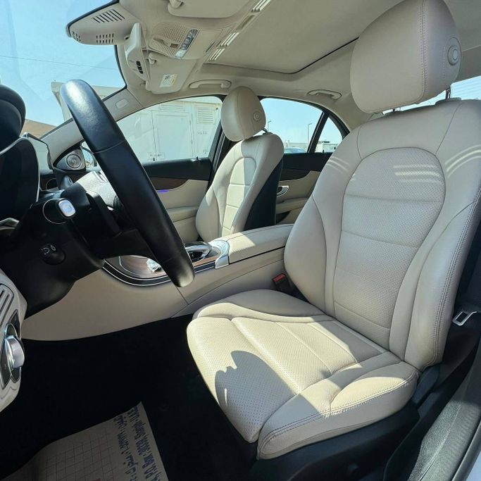 Подержанный Mercedes-Benz C-Class 300 IV (W205) Рестайлинг, 2.0 л, 2019 в Шардже от Alfaris Used Cars Белый цвет. Other | AUTO.AE