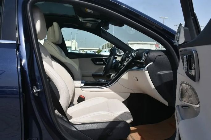 Подержанный Mercedes-Benz C-Class 300 V (W206), 2.0 л, 2022 в Шардже от Alfaris Used Cars Синий цвет. Other | AUTO.AE