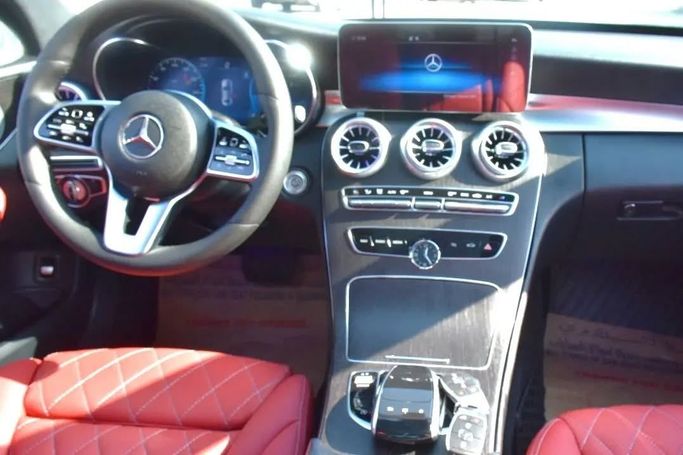 Подержанный Mercedes-Benz C-Class 300 IV (W205) Рестайлинг, 2.0 л, 2021 в Шардже от Alfaris Used Cars Черный цвет. Other | AUTO.AE