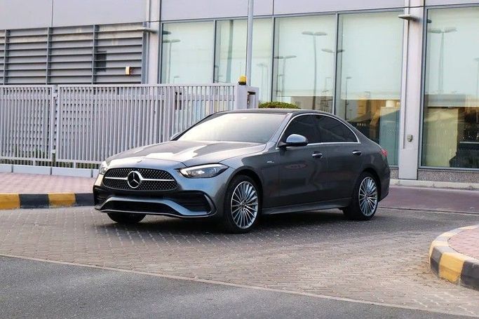 Подержанный Mercedes-Benz C-Class 300 V (W206), 2.0 л, 2022 в Шардже от Al Rukin Al Saudi Серебристый цвет. Корейская | AUTO.AE