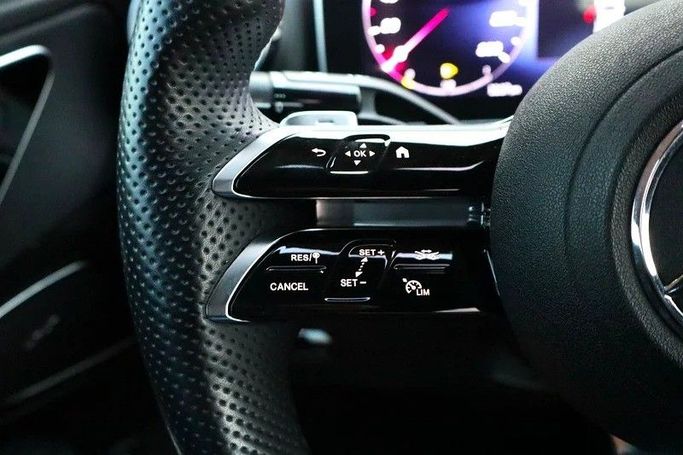 Подержанный Mercedes-Benz C-Class 300 V (W206), 2.0 л, 2022 в Шардже от Al Rukin Al Saudi Серебристый цвет. Корейская | AUTO.AE