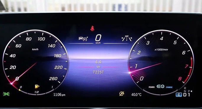 Подержанный Mercedes-Benz C-Class 300 V (W206), 2.0 л, 2022 в Шардже от Al Rukin Al Saudi Серебристый цвет. Корейская | AUTO.AE