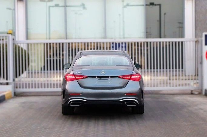 Подержанный Mercedes-Benz C-Class 300 V (W206), 2.0 л, 2022 в Шардже от Al Rukin Al Saudi Серебристый цвет. Корейская | AUTO.AE