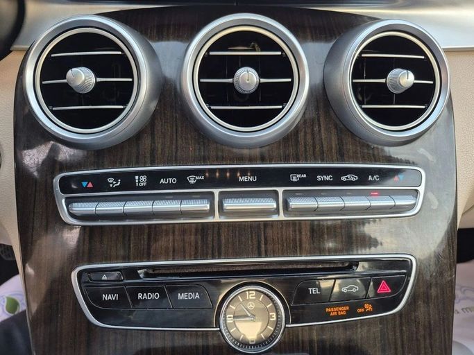 Подержанный Mercedes-Benz C-Class 300 IV (W205), 2.0 л, 2018 в Шардже от Al Sada used cars Серебристый цвет. Американская | AUTO.AE