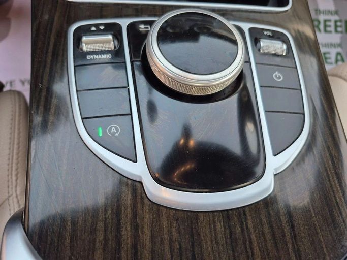 Подержанный Mercedes-Benz C-Class 300 IV (W205), 2.0 л, 2018 в Шардже от Al Sada used cars Серебристый цвет. Американская | AUTO.AE