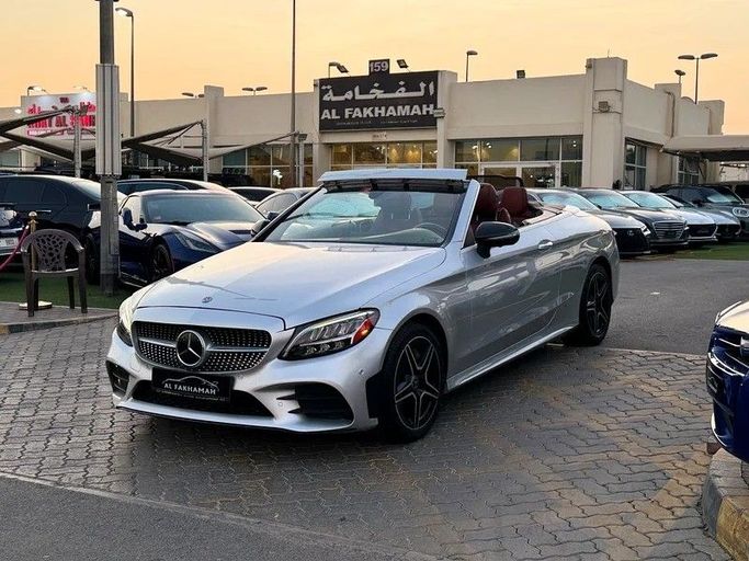 Подержанный Mercedes-Benz C-Class 300 IV (W205) Рестайлинг, 2.0 л, 2020 в Шардже от Al Fakhamah Used Cars Серебристый цвет. Американская | AUTO.AE