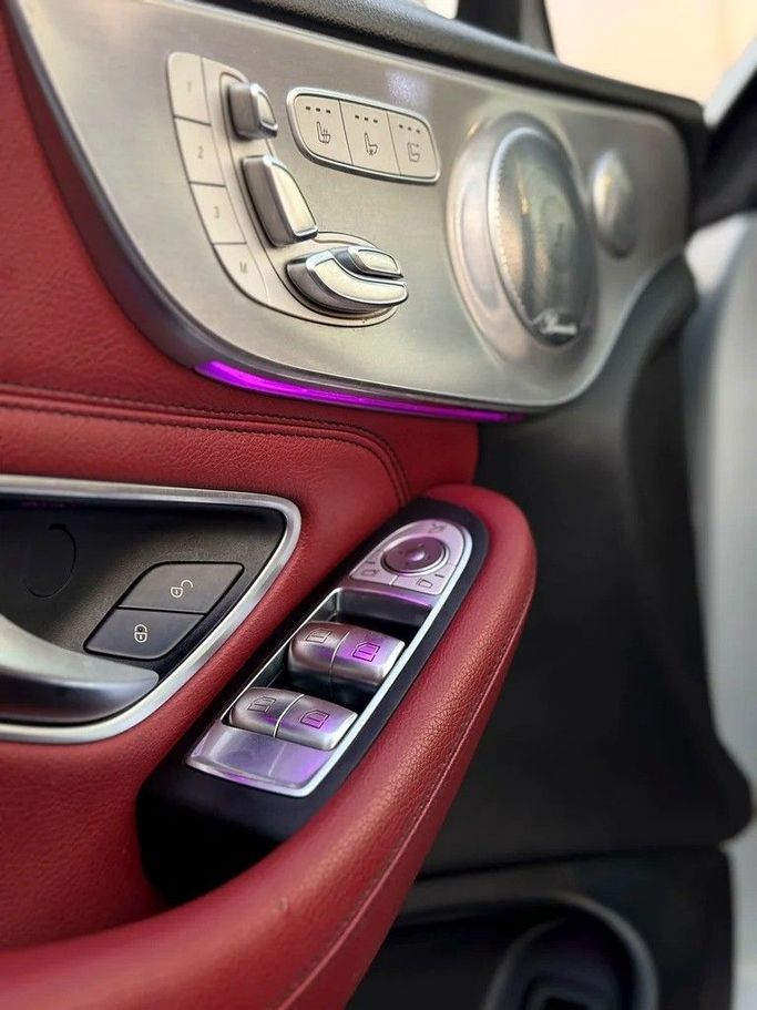 Подержанный Mercedes-Benz C-Class 300 IV (W205) Рестайлинг, 2.0 л, 2020 в Шардже от Al Fakhamah Used Cars Серебристый цвет. Американская | AUTO.AE