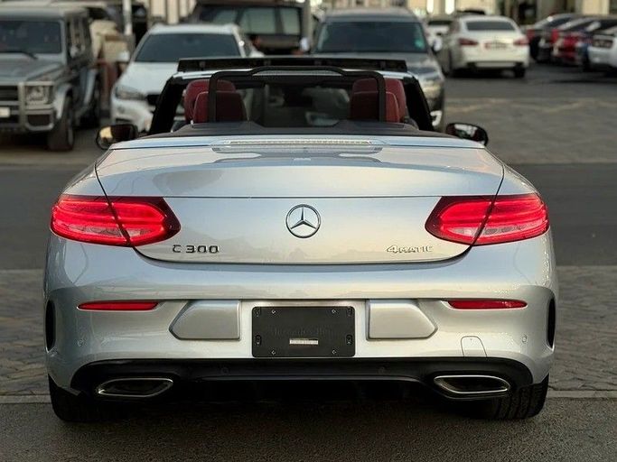Подержанный Mercedes-Benz C-Class 300 IV (W205) Рестайлинг, 2.0 л, 2020 в Шардже от Al Fakhamah Used Cars Серебристый цвет. Американская | AUTO.AE