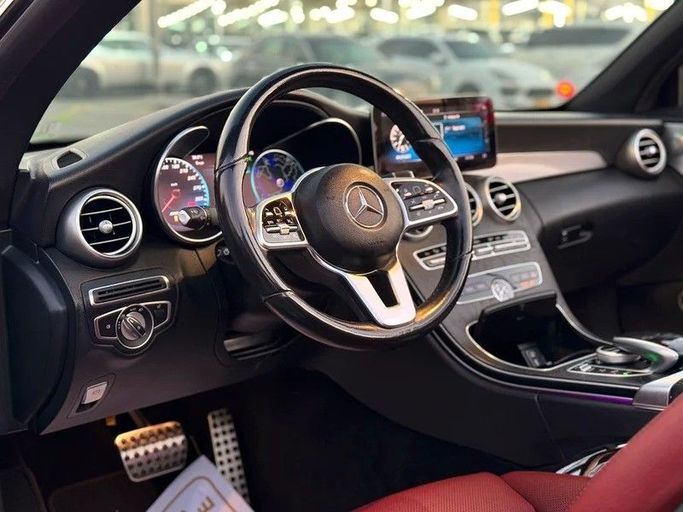 Подержанный Mercedes-Benz C-Class 300 IV (W205) Рестайлинг, 2.0 л, 2020 в Шардже от Al Fakhamah Used Cars Серебристый цвет. Американская | AUTO.AE