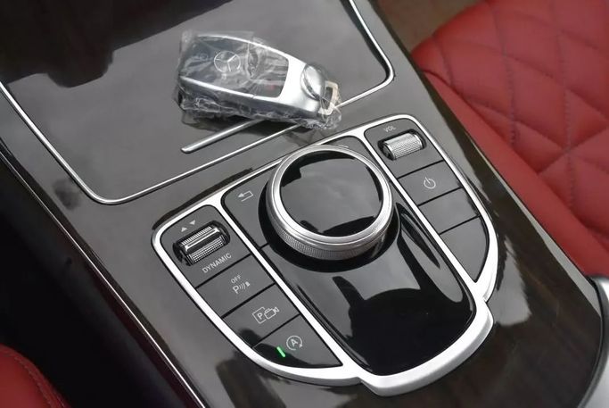 Подержанный Mercedes-Benz C-Class 300 IV (W205) Рестайлинг, 2.0 л, 2020 в Шардже от Alfaris Used Cars Белый цвет. Other | AUTO.AE