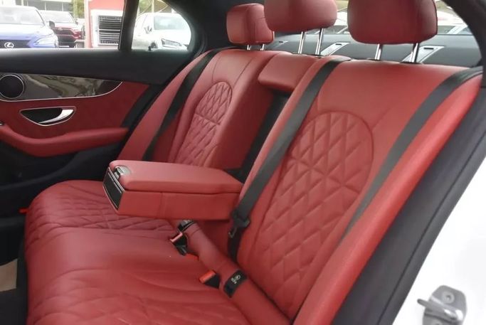 Подержанный Mercedes-Benz C-Class 300 IV (W205) Рестайлинг, 2.0 л, 2020 в Шардже от Alfaris Used Cars Белый цвет. Other | AUTO.AE