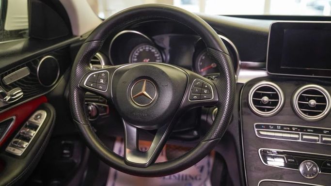 Подержанный Mercedes-Benz C-Class 300 IV (W205), 2.0 л, 2017 в Шардже от Alsalama Motors Белый цвет. Американская | AUTO.AE