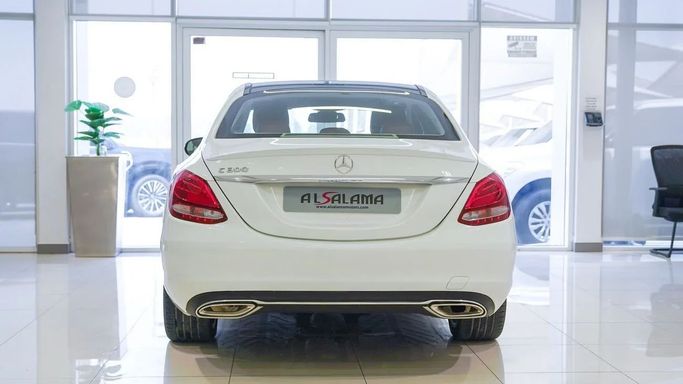 Подержанный Mercedes-Benz C-Class 300 IV (W205), 2.0 л, 2017 в Шардже от Alsalama Motors Белый цвет. Американская | AUTO.AE