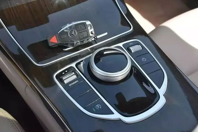 Подержанный Mercedes-Benz C-Class 300 IV (W205), 2.0 л, 2017 в Шардже от Alfaris Used Cars Белый цвет. Other | AUTO.AE